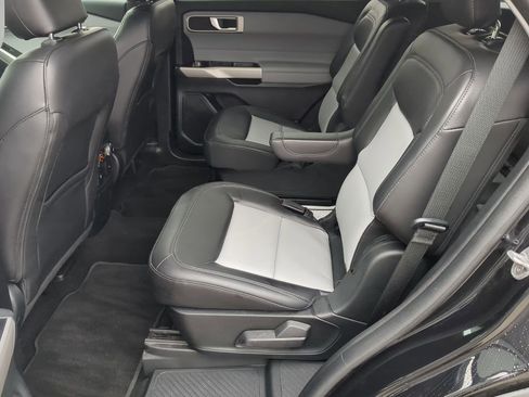 Certified 2022 Ford Explorer XLT w/ XLT Sport Appearance Package image 23