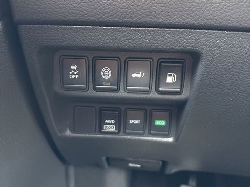 Used 2019 Nissan Rogue SV image 11