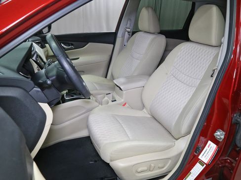 Used 2020 Nissan Rogue SV image 3