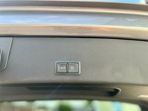 Used 2019 Audi e-tron Prestige w/ Prestige Package image 9