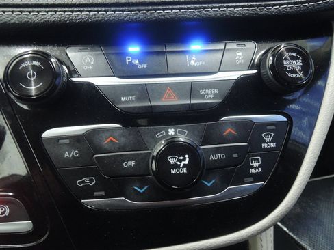 Used 2024 Chrysler Pacifica Limited FWD image 19