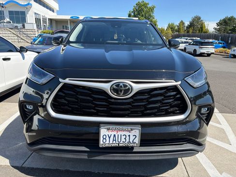 Used 2021 Toyota Highlander XLE AWD/4WD image 2