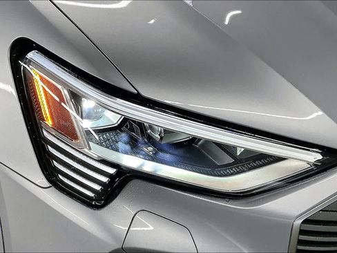 Used 2022 Audi e-tron Premium image 30