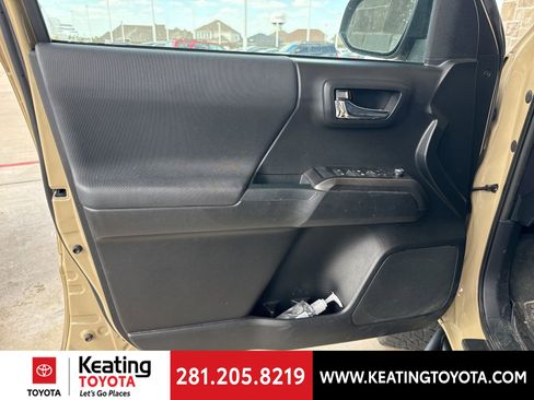 Used 2017 Toyota Tacoma TRD Sport w/ Tow Package (A/T) image 11