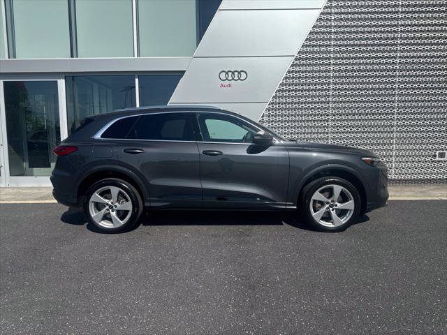 Used 2025 Audi Q5 Premium Plus w/ Premium Plus AWD/4WD image 2
