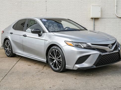 Used 2018 Toyota Camry SE FWD image 5