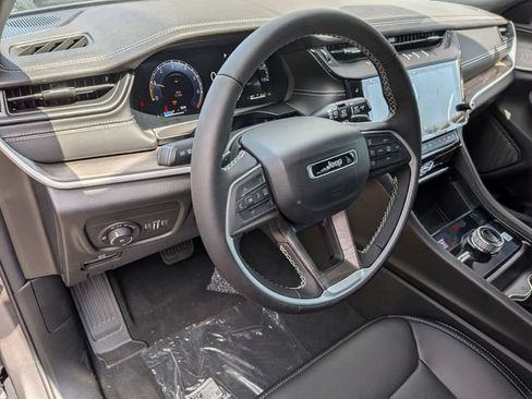 New 2026 Jeep Grand Cherokee Limited w/ Luxury Tech Group II AWD/4WD image 11