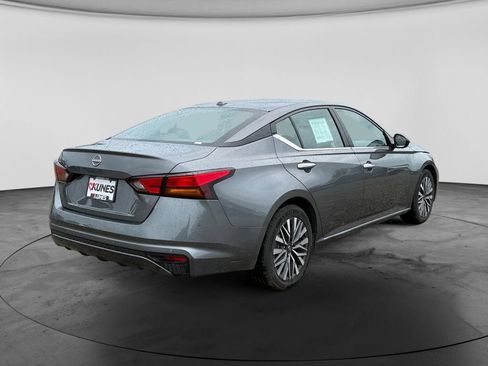 Used 2025 Nissan Altima 2.5 SV FWD image 9