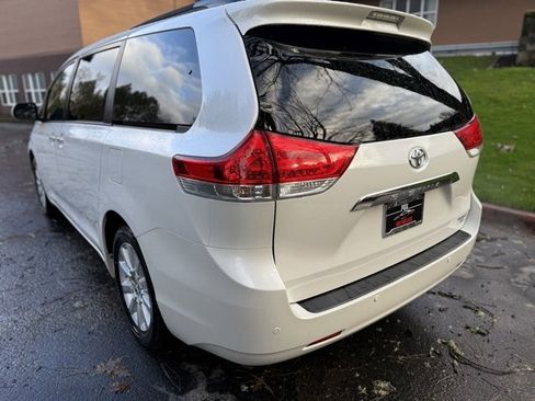 Used 2014 Toyota Sienna Limited image 7