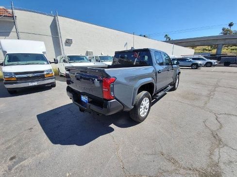 Used 2025 Toyota Tacoma SR image 8