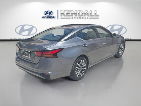 Used 2023 Nissan Altima 2.5 SV FWD image 6