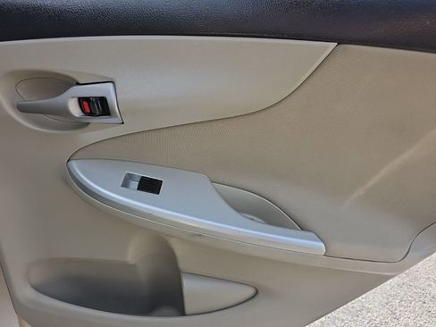 Used 2013 Toyota Corolla LE FWD image 23