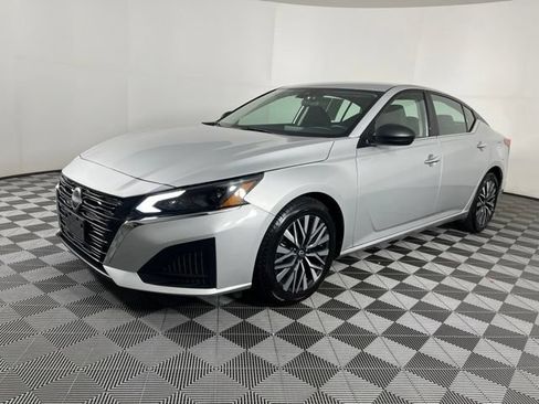 Used 2024 Nissan Altima 2.5 SV FWD image 6