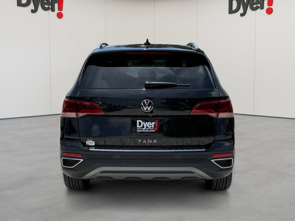 Used 2023 Volkswagen Taos SE w/ Panoramic Sunroof Package FWD image 4