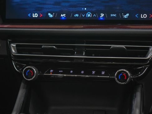 Used 2024 Chevrolet Traverse Z71 w/ Enhanced Driving Package AWD/4WD image 17