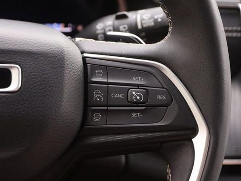 Used 2023 Jeep Grand Cherokee Altitude AWD/4WD image 13