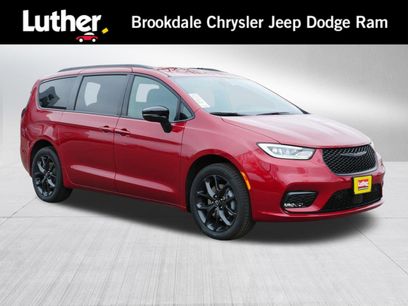 New 2026 Chrysler Pacifica Select