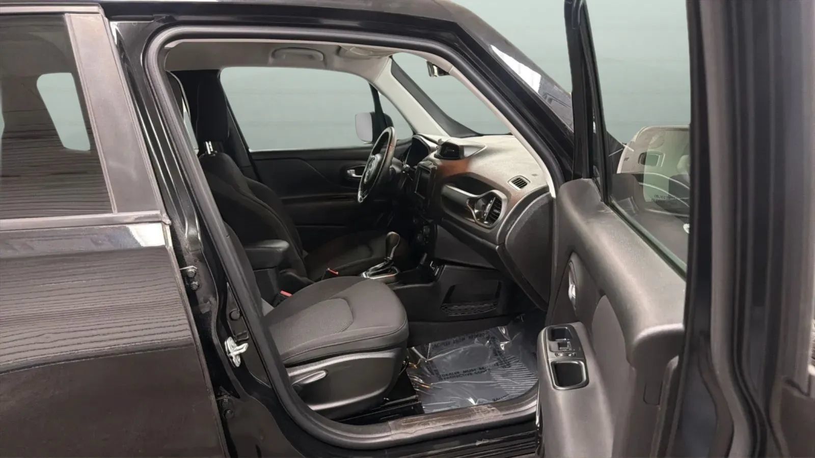 Used 2018 Jeep Renegade Altitude FWD image 22