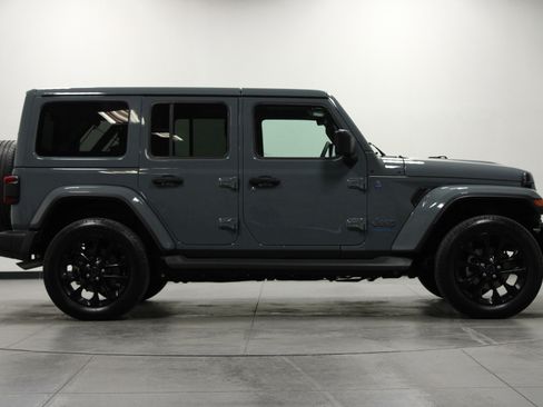 Used 2025 Jeep Wrangler Unlimited Sahara AWD/4WD image 3