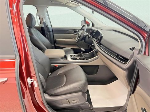 Used 2025 Kia Carnival EX image 13