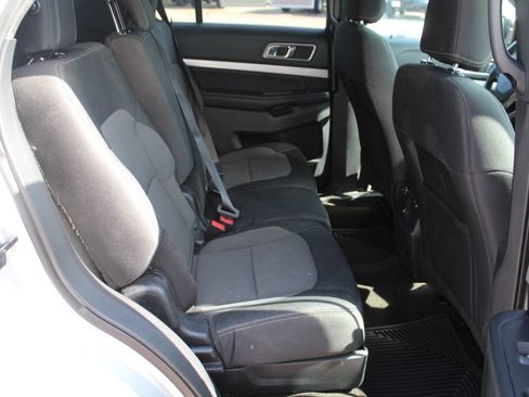 Used 2017 Ford Explorer XLT FWD image 13