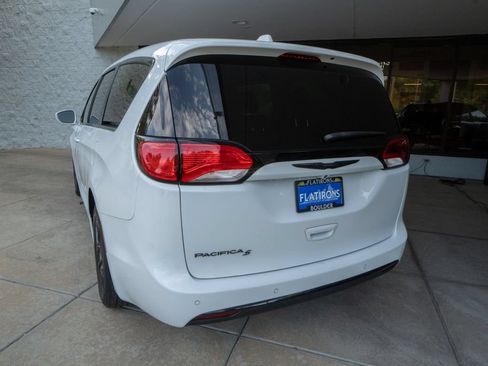 Used 2020 Chrysler Pacifica Touring w/ S Appearance Package FWD image 5