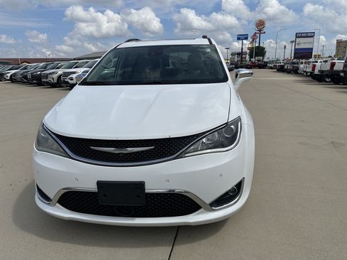 Used 2017 Chrysler Pacifica Limited w/ Advanced Safetytec Group FWD image 2