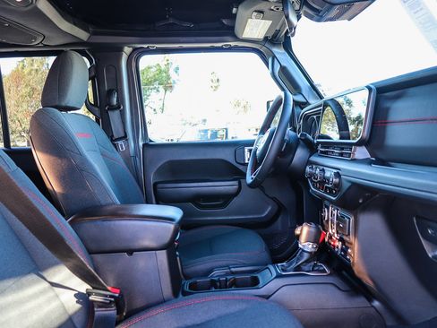 Used 2024 Jeep Wrangler Unlimited Rubicon w/ Convenience Group image 18