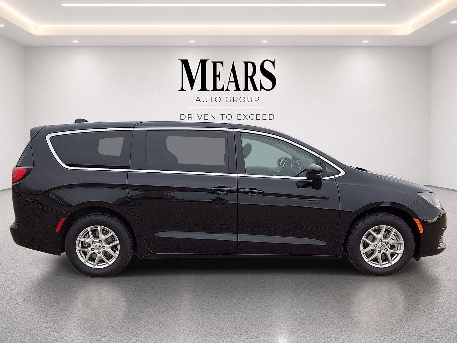 Used 2024 Chrysler Voyager LX FWD image 6