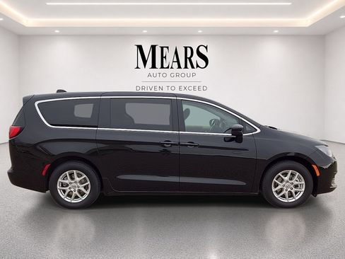 Used 2024 Chrysler Voyager LX FWD image 6
