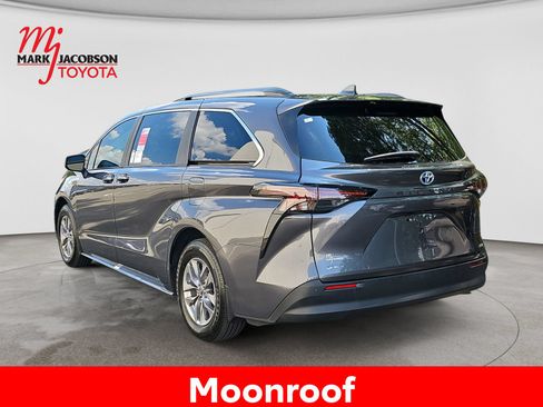 Used 2025 Toyota Sienna XLE FWD image 14