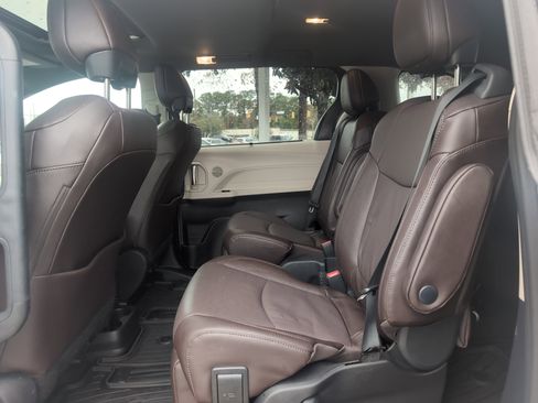 Certified 2024 Toyota Sienna Platinum image 31