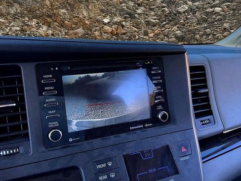 Used 2018 Toyota Sienna XLE image 19