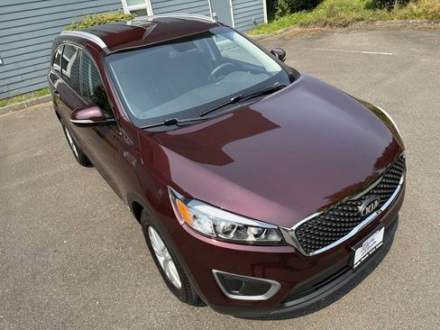 Used 2017 Kia Sorento AWD image 3