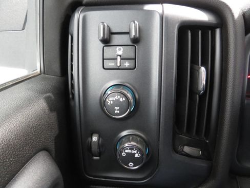 Used 2018 Chevrolet Silverado 1500 Custom w/ Custom Convenience Package AWD/4WD image 17