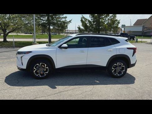 Used 2024 Chevrolet Trax LT w/ Driver Confidence Package image 31