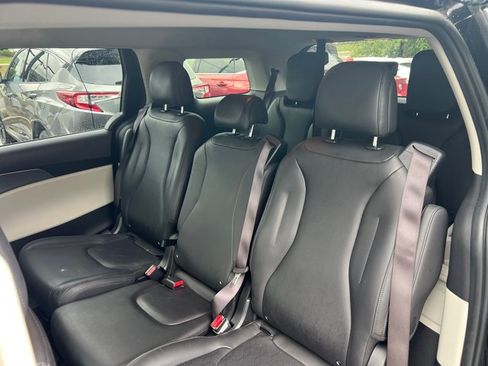 Used 2024 Kia Carnival LX FWD image 10