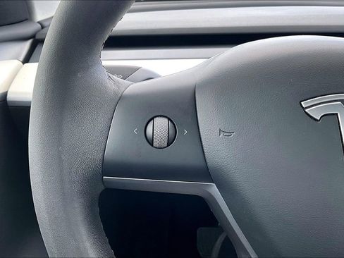Used 2022 Tesla Model Y Long Range AWD/4WD image 18