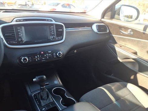 Used 2018 Kia Sorento LX image 15