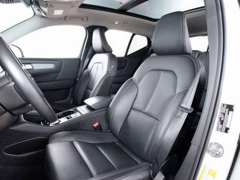 Certified 2025 Volvo XC40 B5 Plus image 23