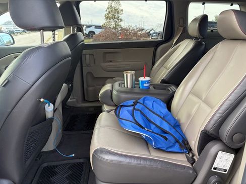 Used 2017 Kia Sedona LX w/ LX Essentials Premium Package image 12