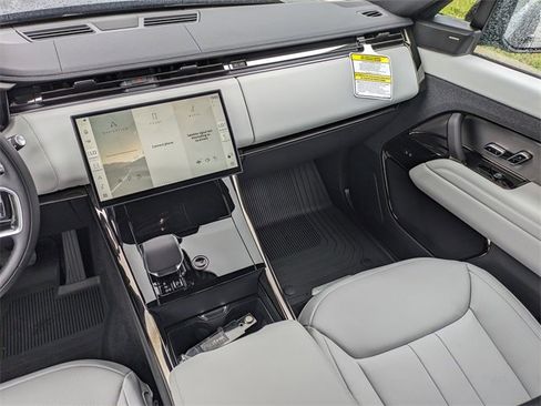 New 2025 Land Rover Range Rover Sport SE image 13