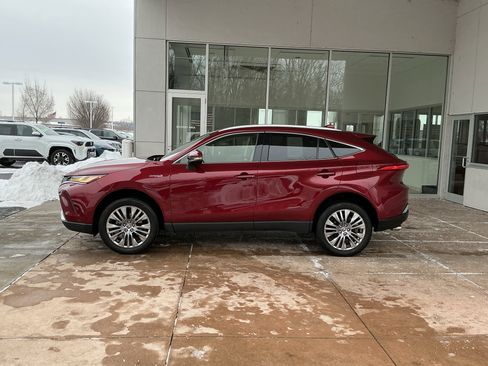 Certified 2021 Toyota Venza XLE image 19