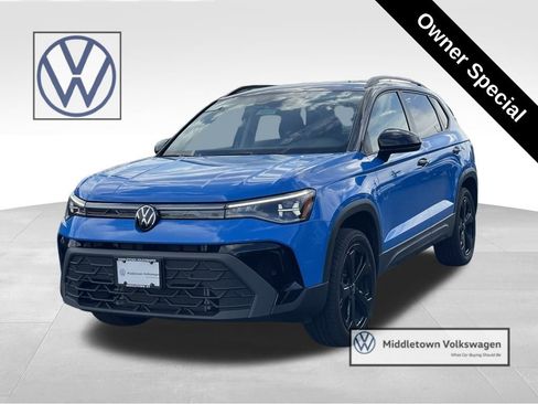 Certified 2025 Volkswagen Taos SE image 1