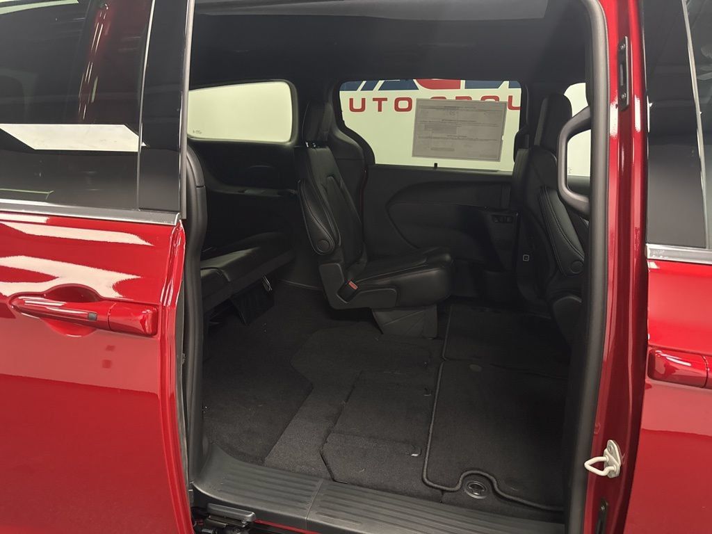 New 2026 Chrysler Pacifica Select AWD/4WD image 34