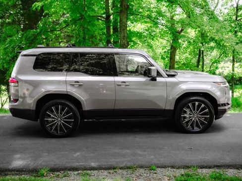 Used 2025 Lexus GX 550 AWD/4WD image 5