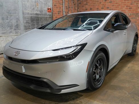 Used 2024 Toyota Prius LE FWD image 5