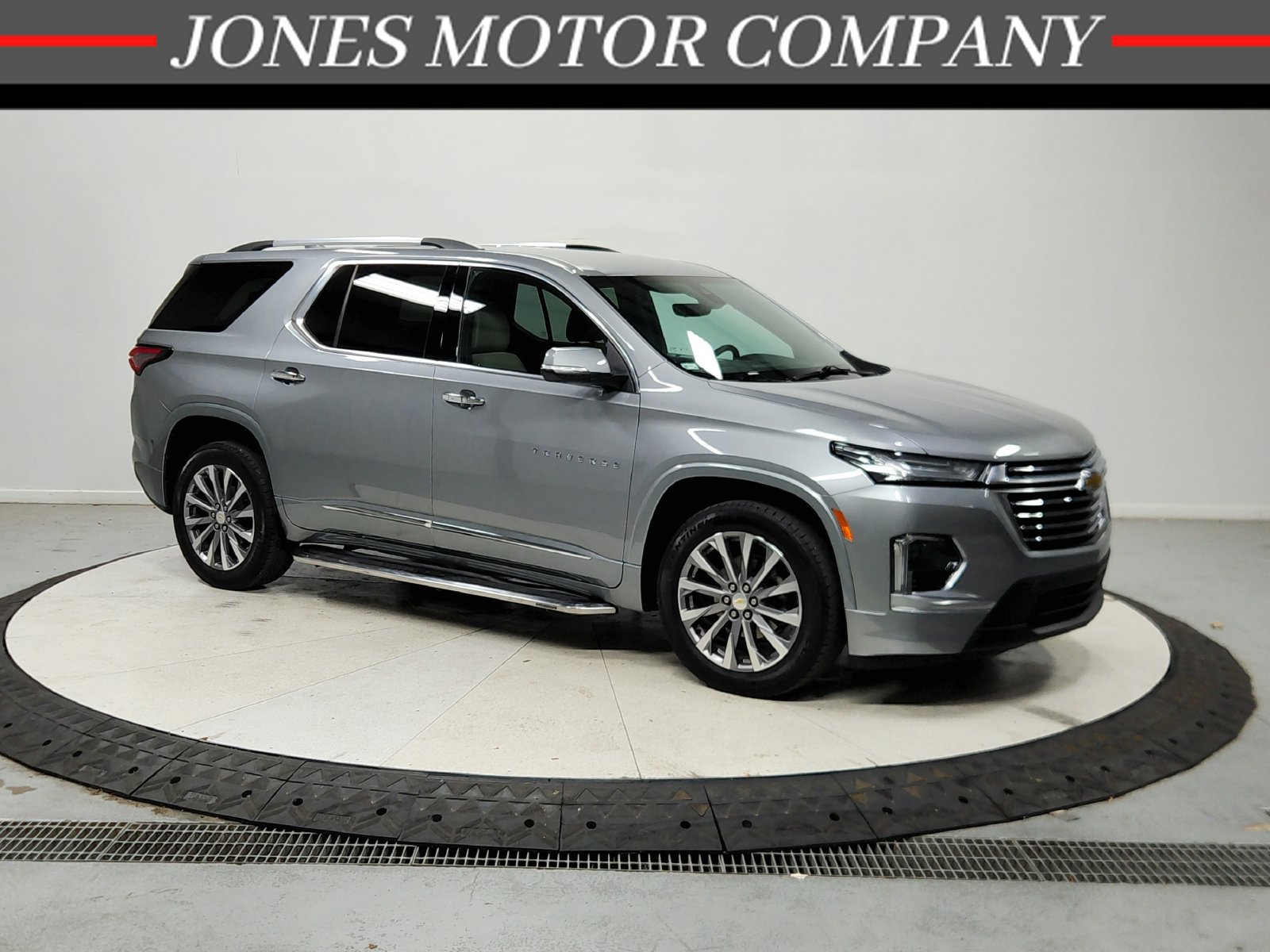 Used 2023 Chevrolet Traverse Premier FWD image 1