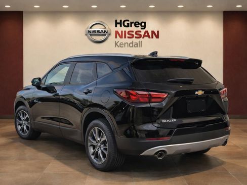 Used 2025 Chevrolet Blazer LT FWD image 2