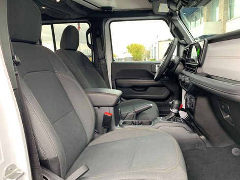 Used 2025 Jeep Wrangler Sahara image 35